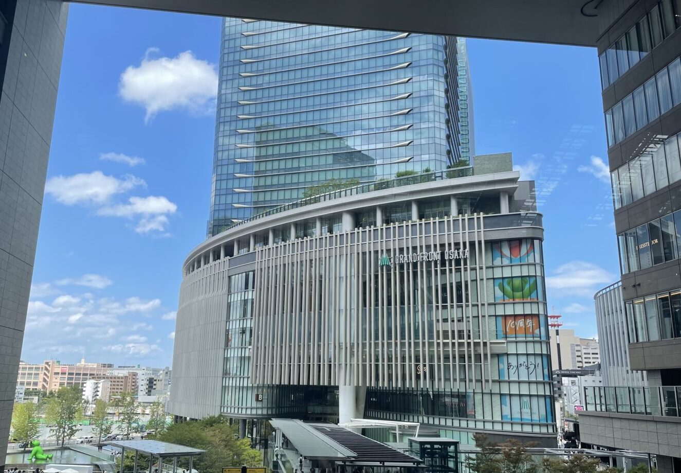 JR大阪駅から見るグランフロント