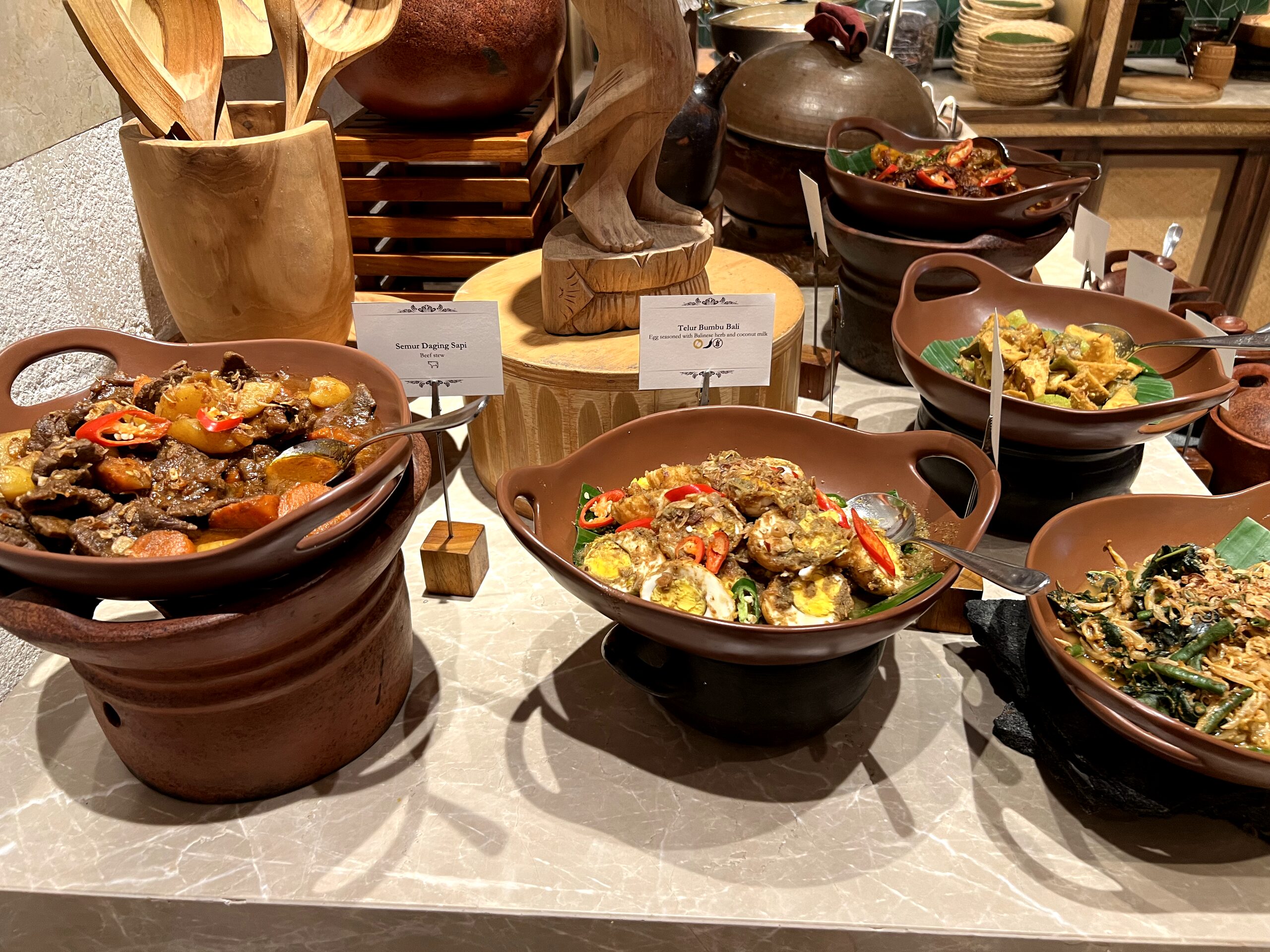 SEGARAの朝食会場KARANG・ビュッフェ台