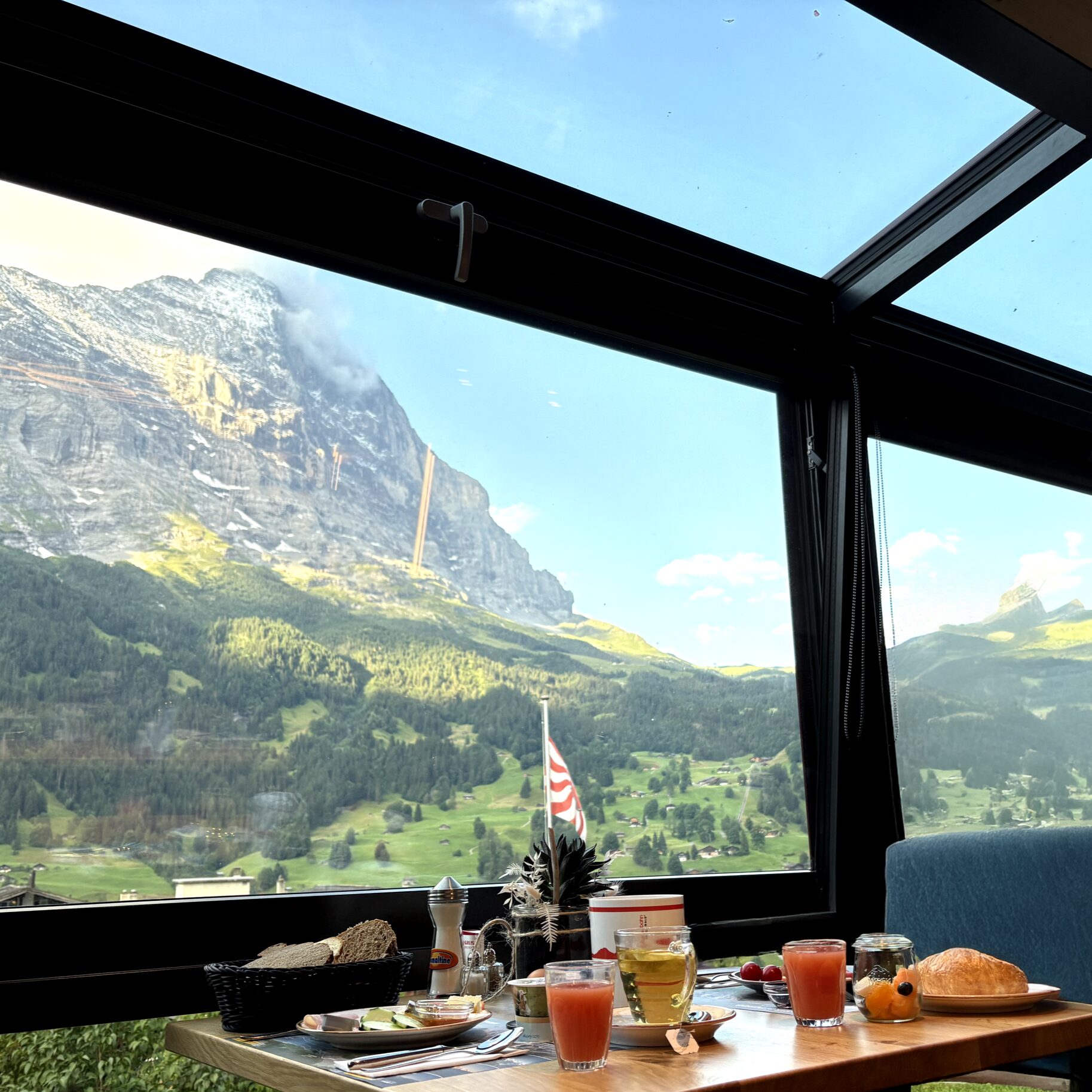美しいアイガーを眺めながら楽しむホテル・カプリスの朝食