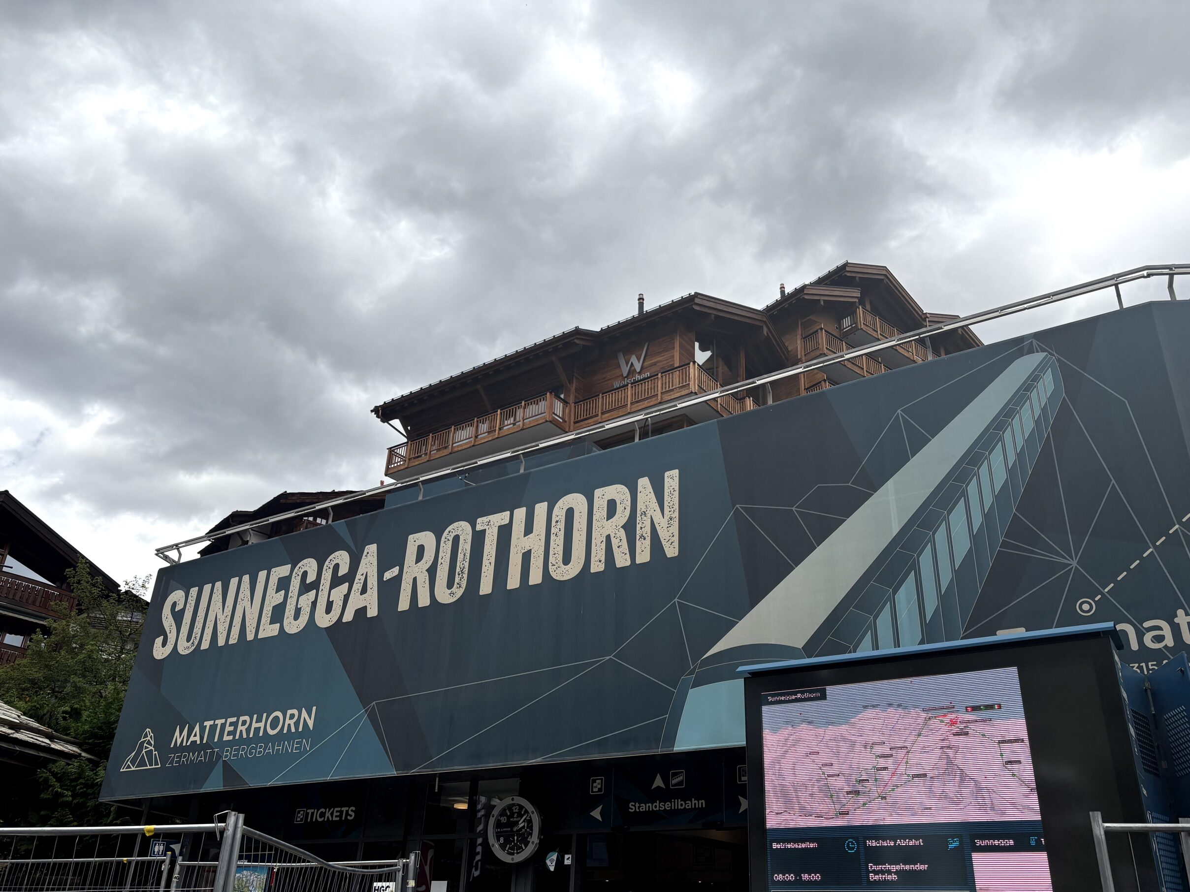 スネガ行きの地下ケーブルカー乗り場