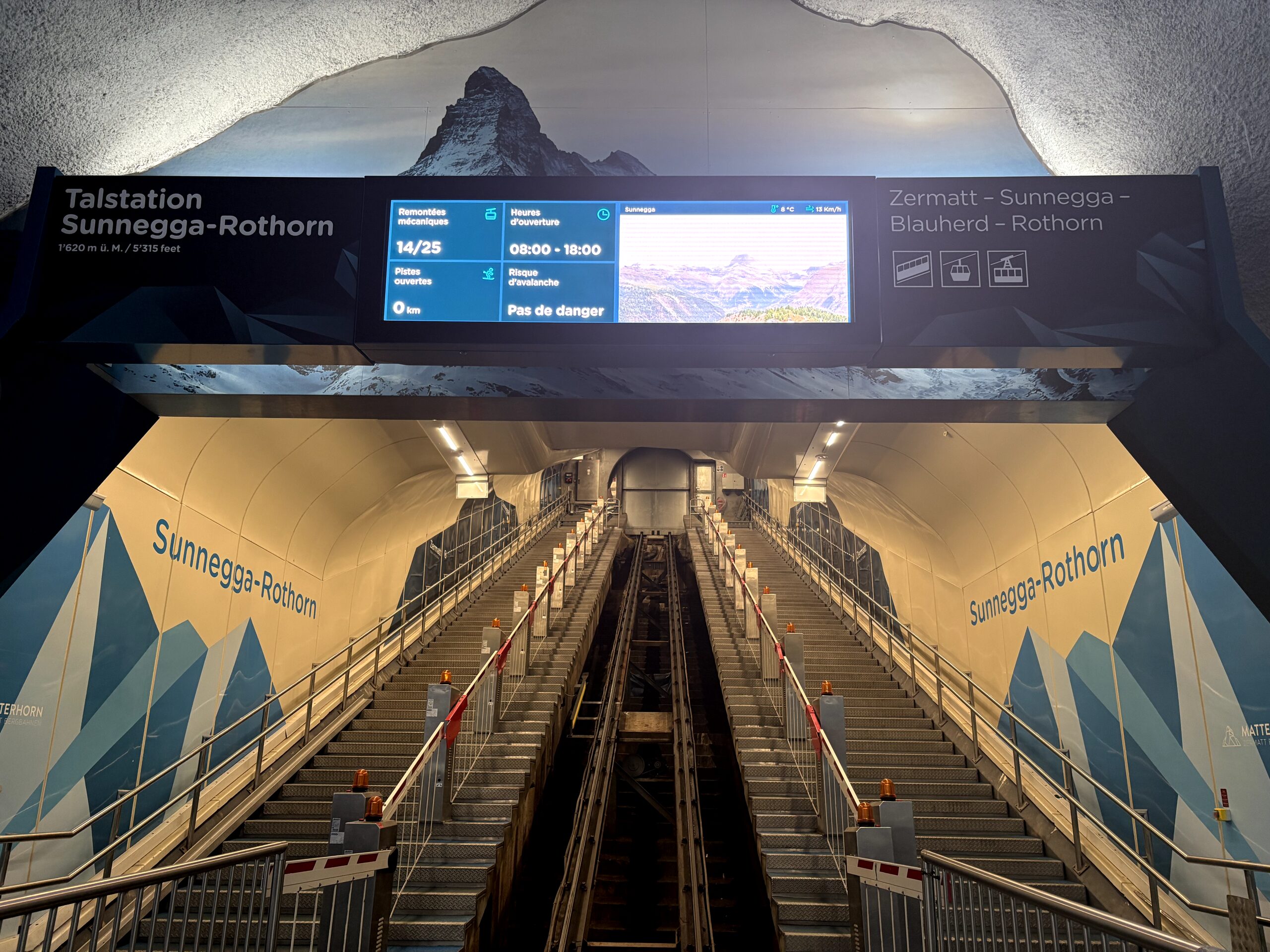 スネガ行きの地下ケーブルカー