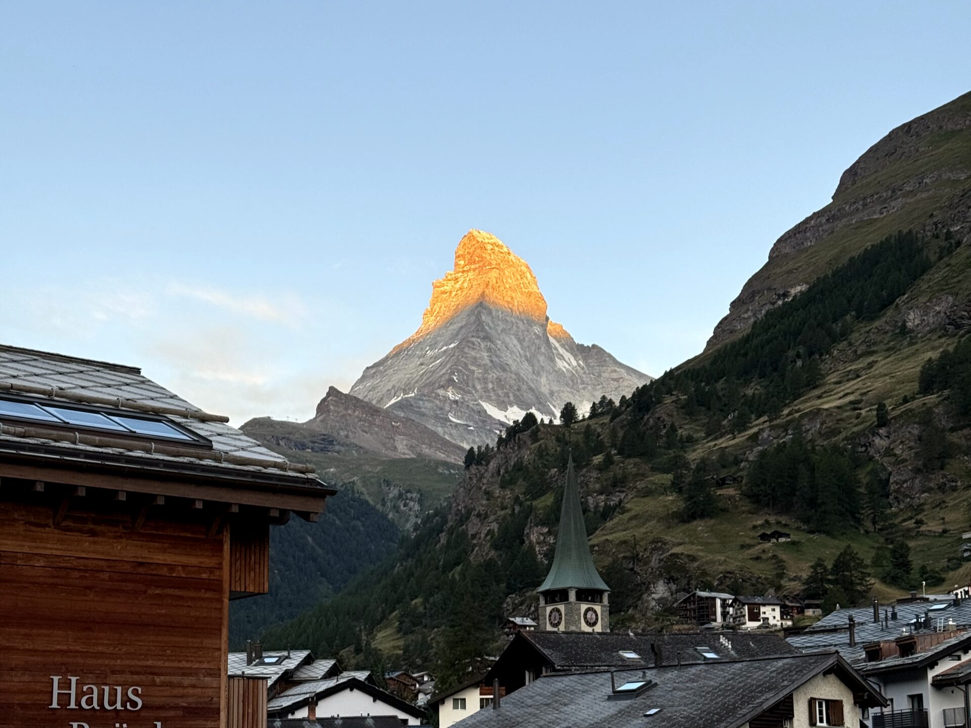 部屋からのマッターホルン朝焼け
