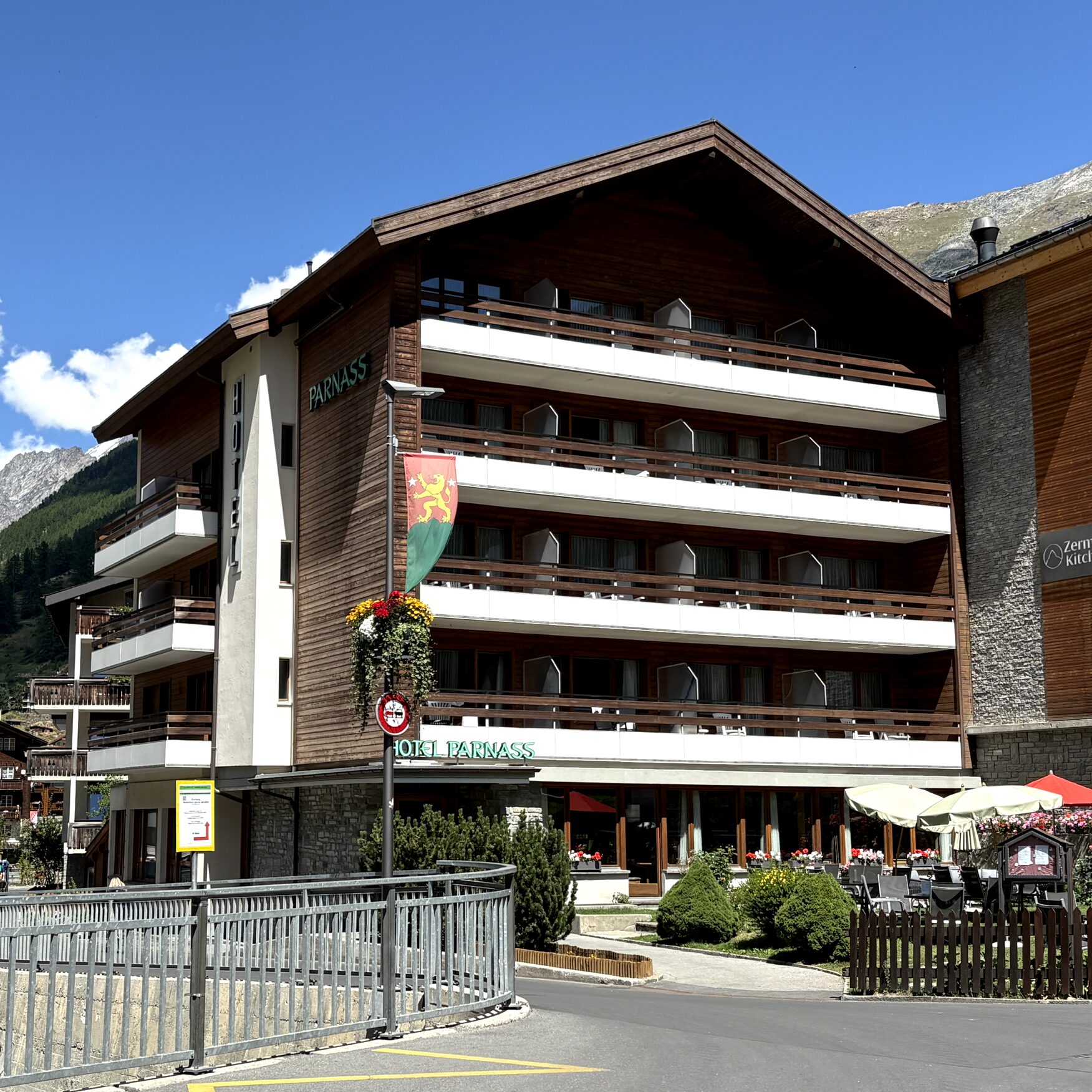 バルコニーからマッターホルンが見える！「ホテル・パルナス・ツェルマット」