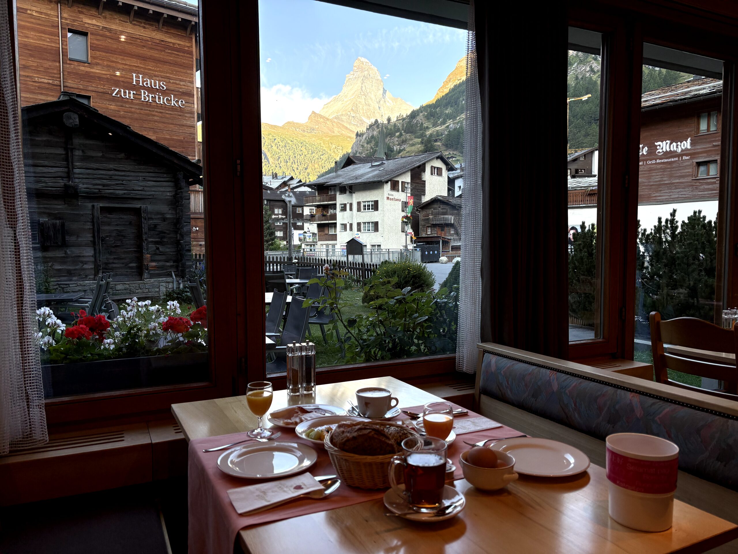 朝食会場からのマッターホルン