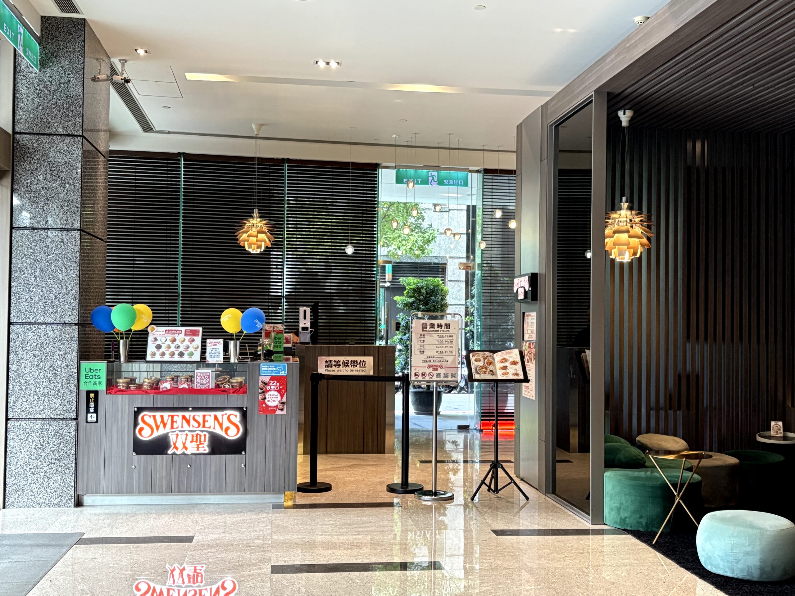 ホテルエントランス