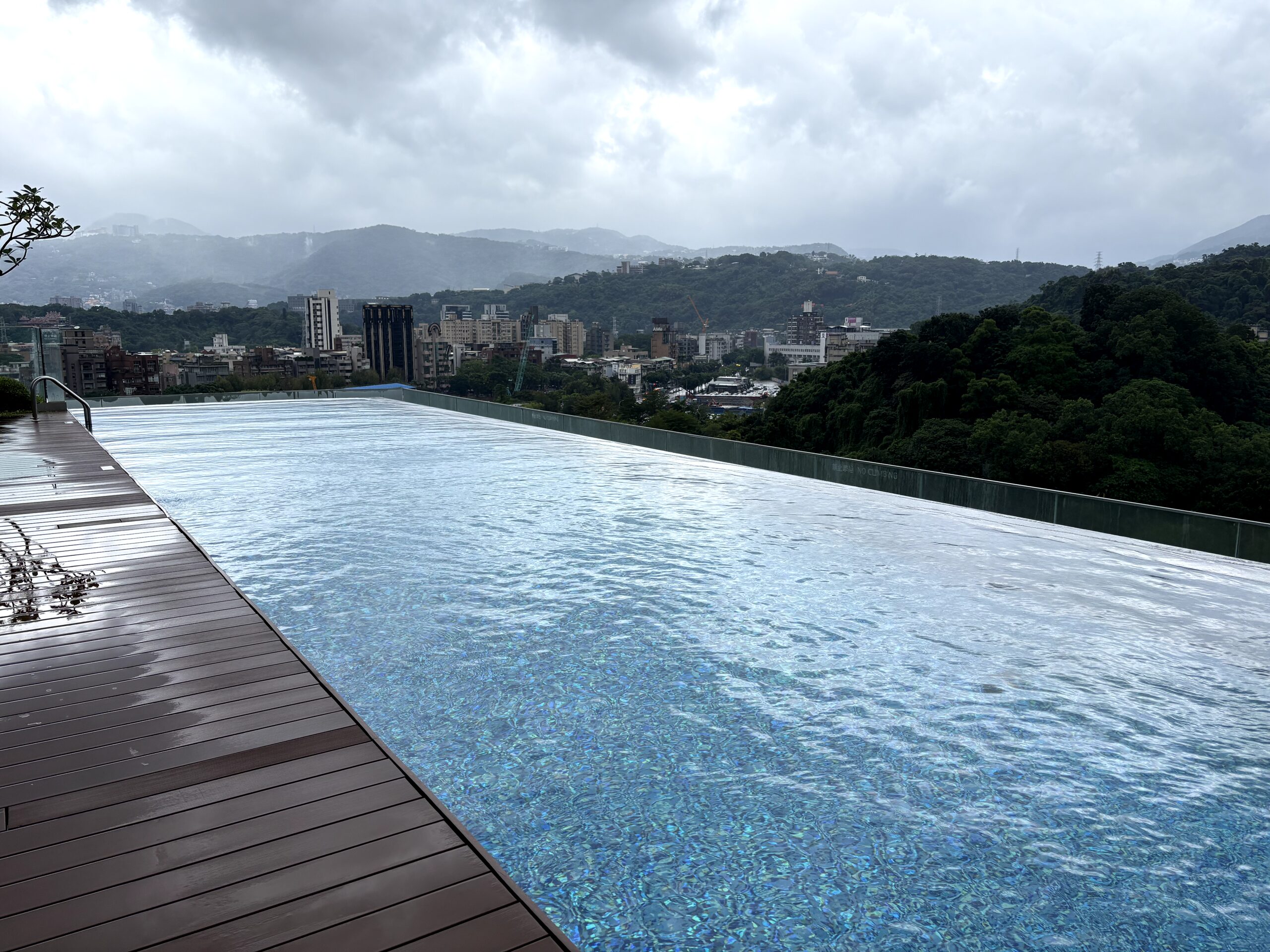 屋外インフィニティプール
