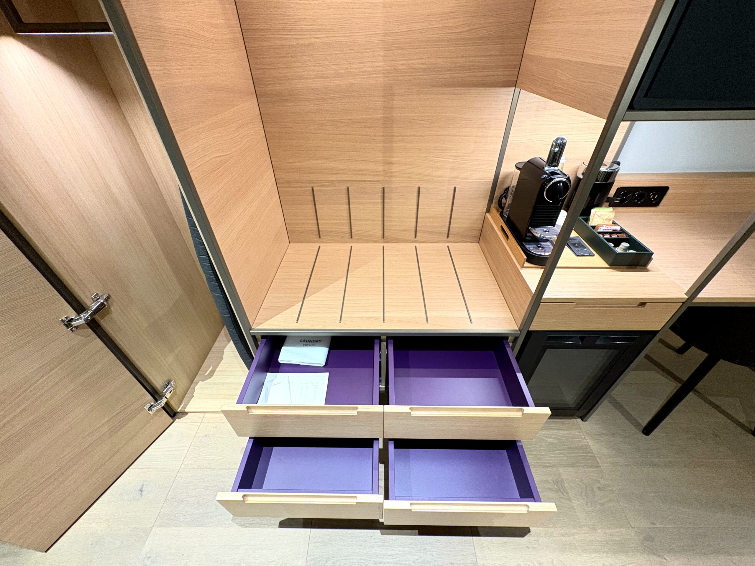 デスクとクローゼット・ミニバー