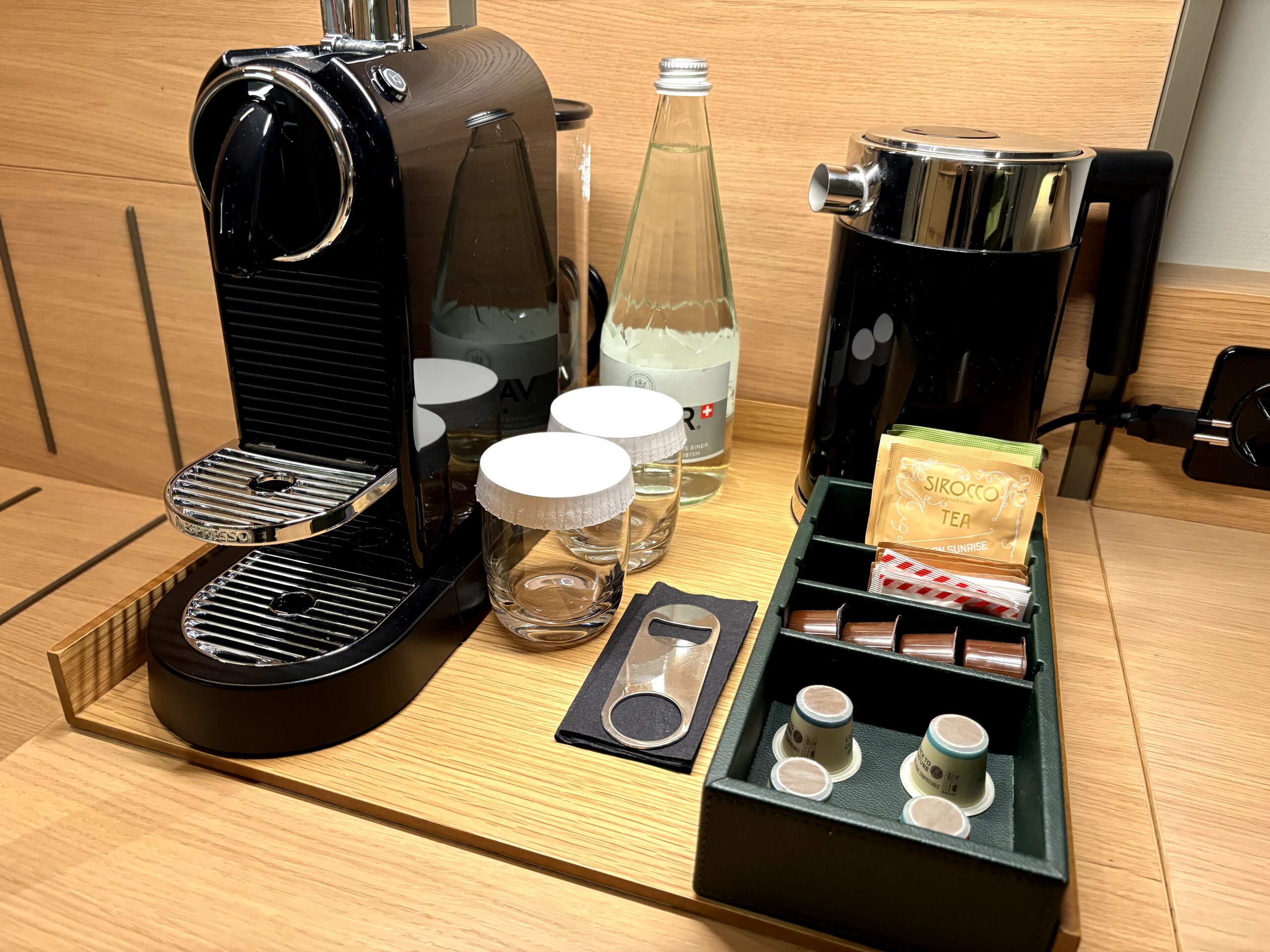 デスクとクローゼット・ミニバー