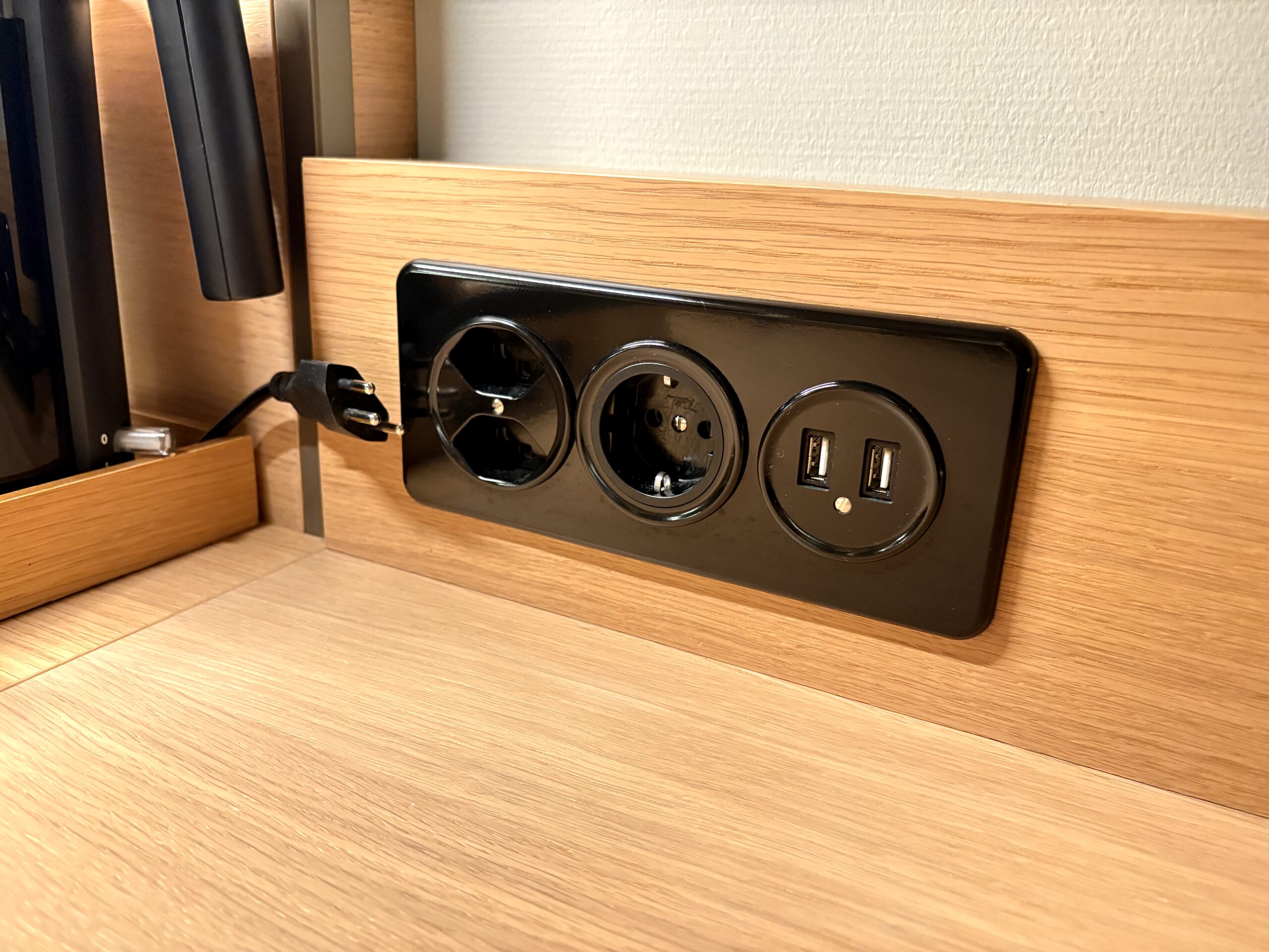 デスクとクローゼット・ミニバー