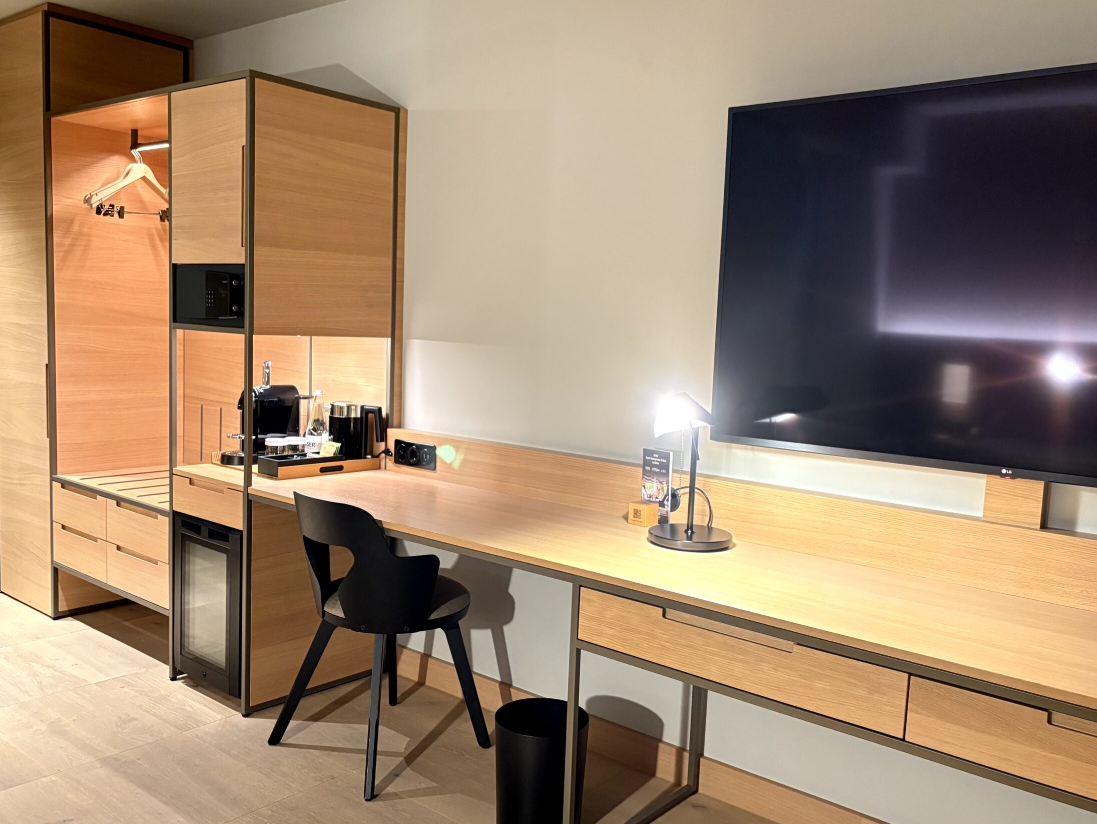 デスクとクローゼット・ミニバー