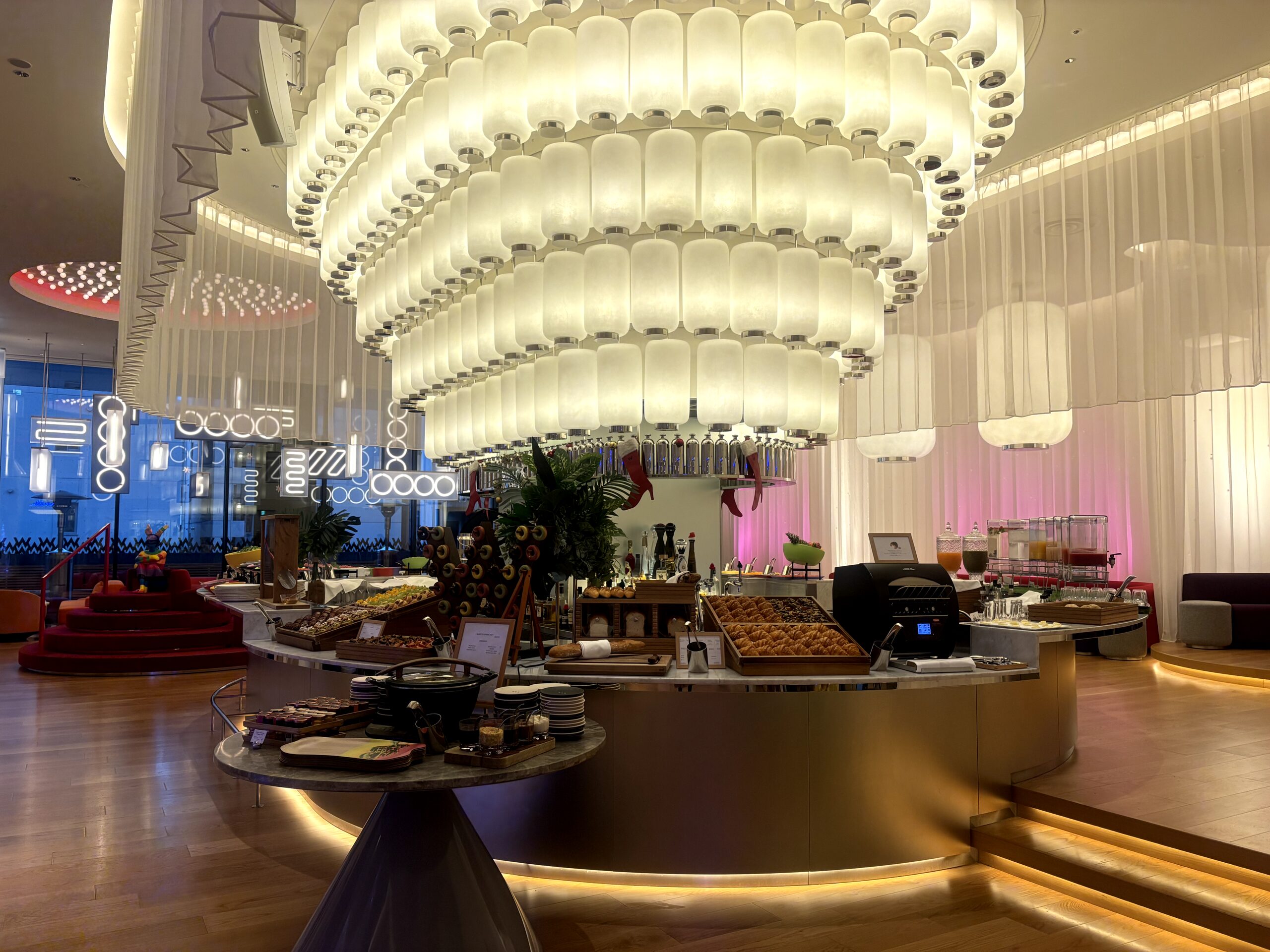 朝食ビュッフェ「W LIVING ROOM」