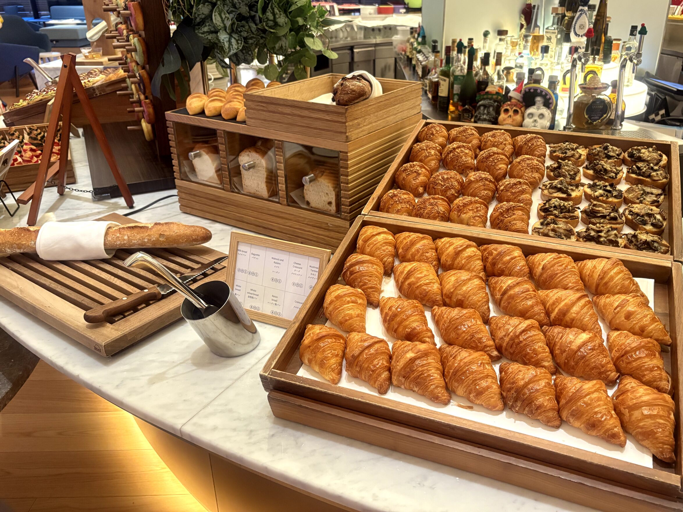 朝食ビュッフェ「W LIVING ROOM」