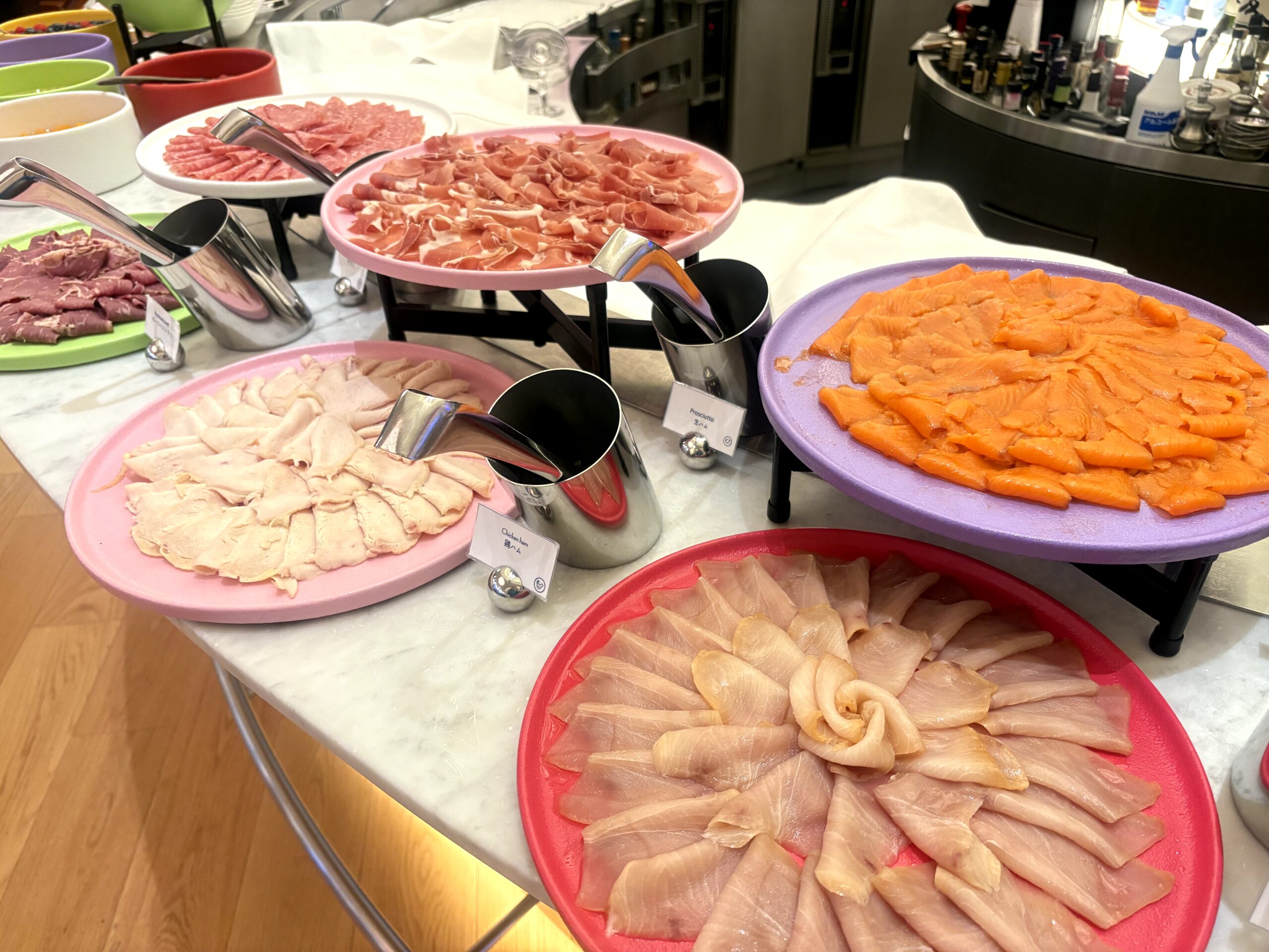 朝食ビュッフェ「W LIVING ROOM」