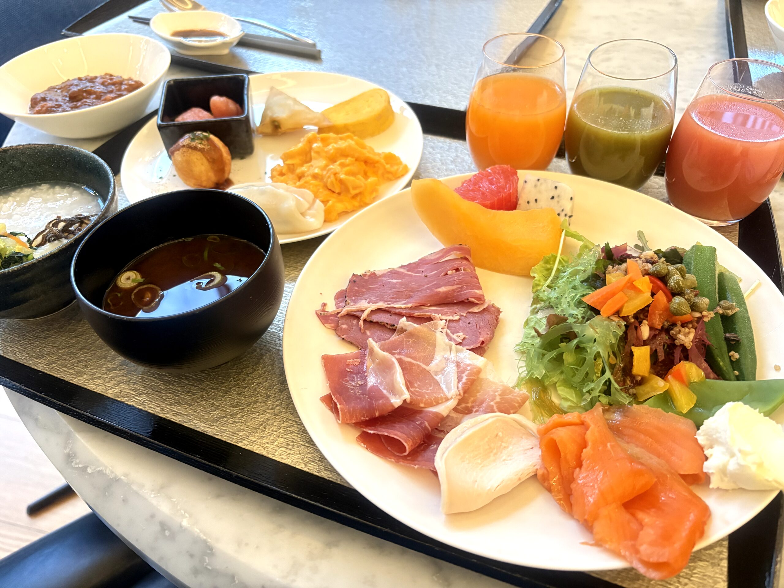 朝食ビュッフェ「W LIVING ROOM」