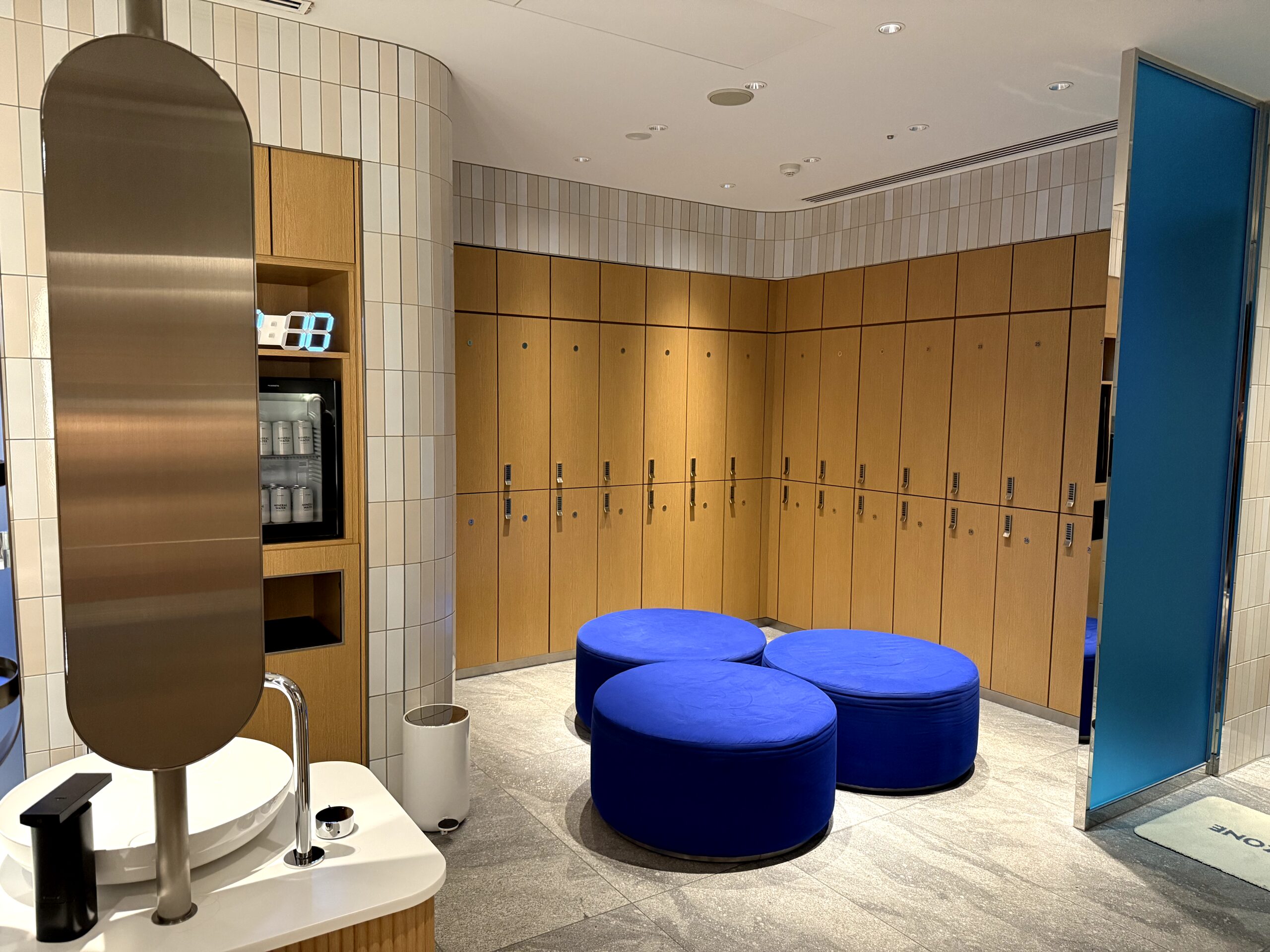 プール「WET」・更衣室