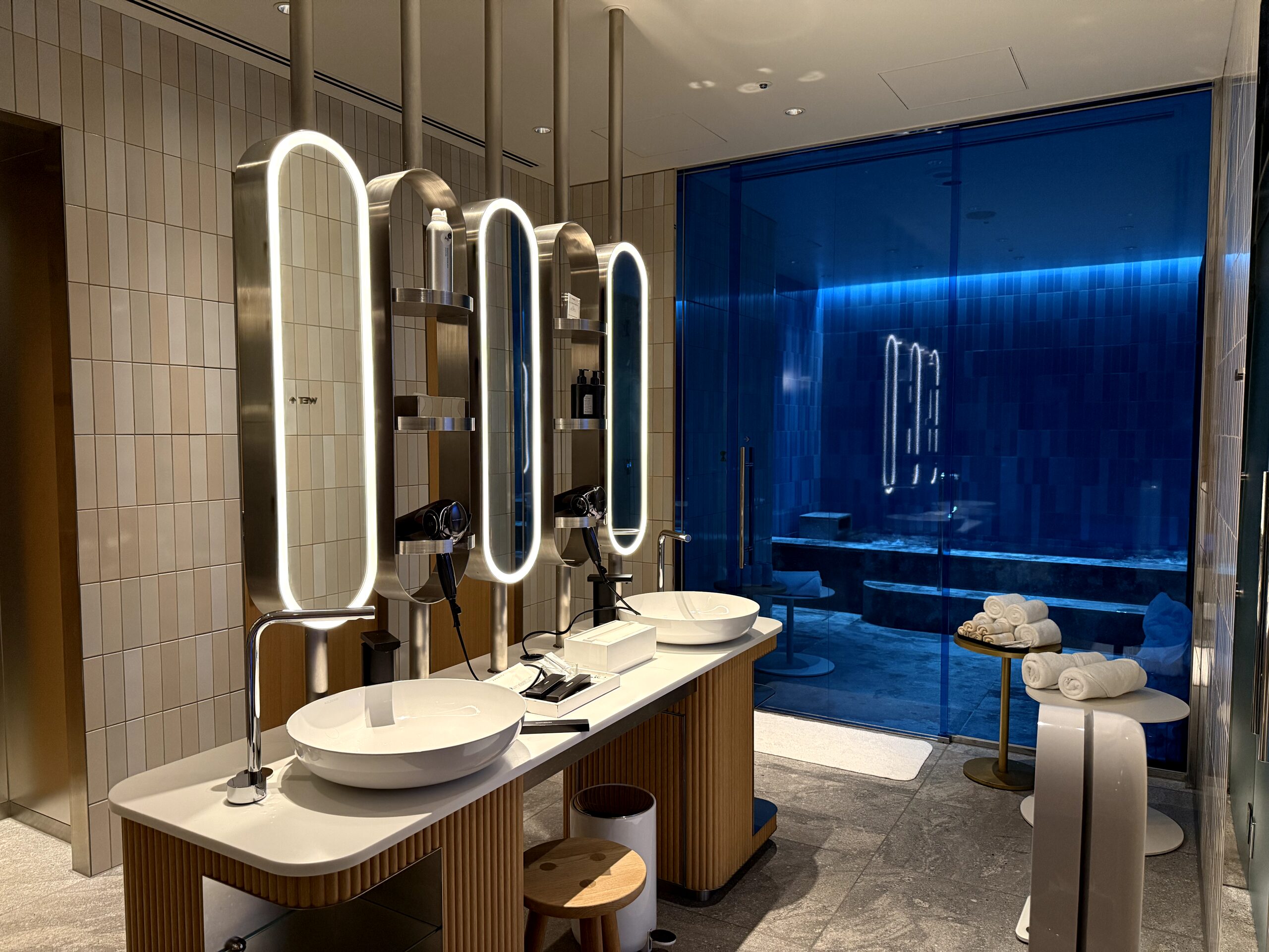 プール「WET」・更衣室