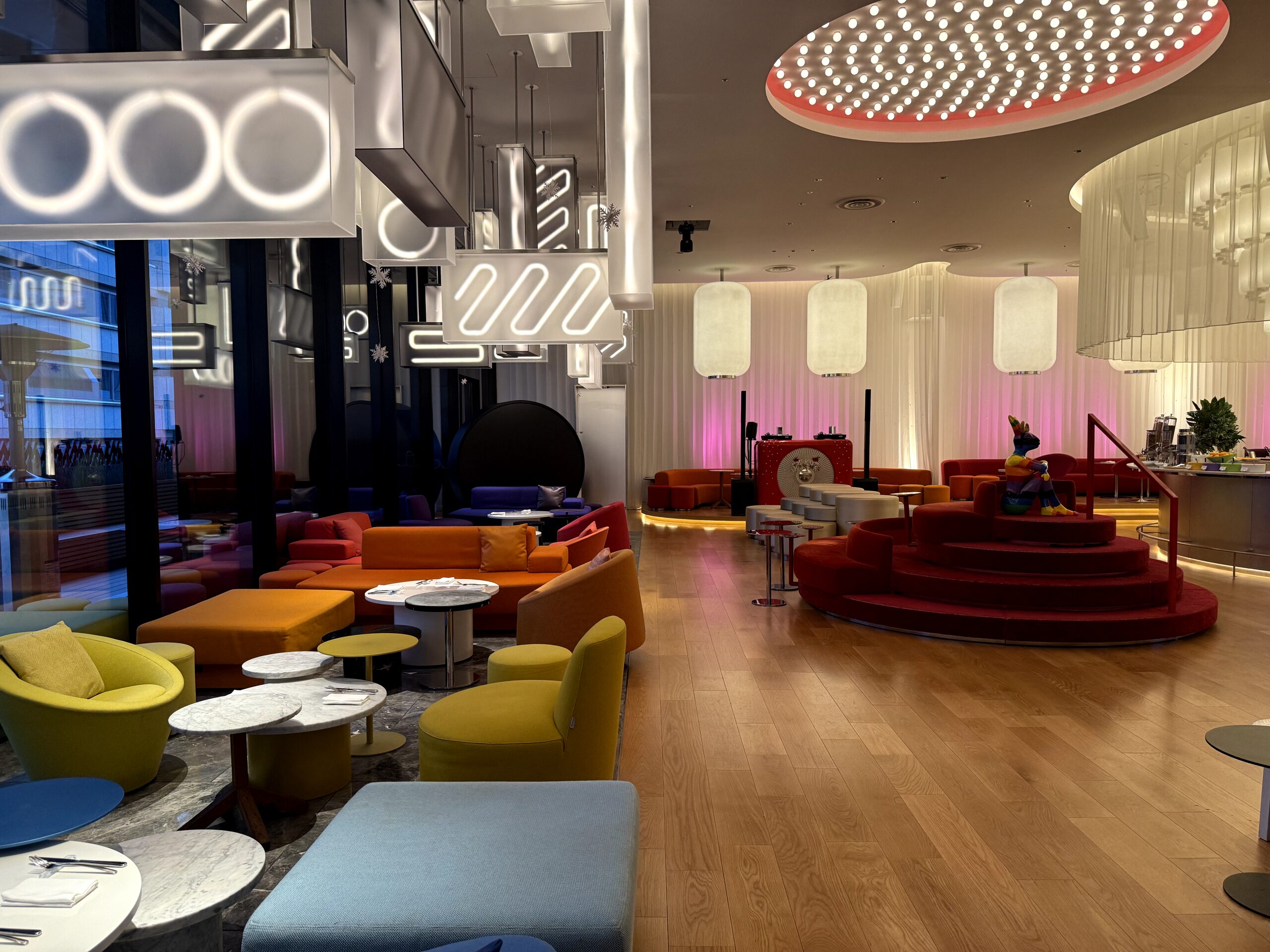 朝食ビュッフェ「W LIVING ROOM」