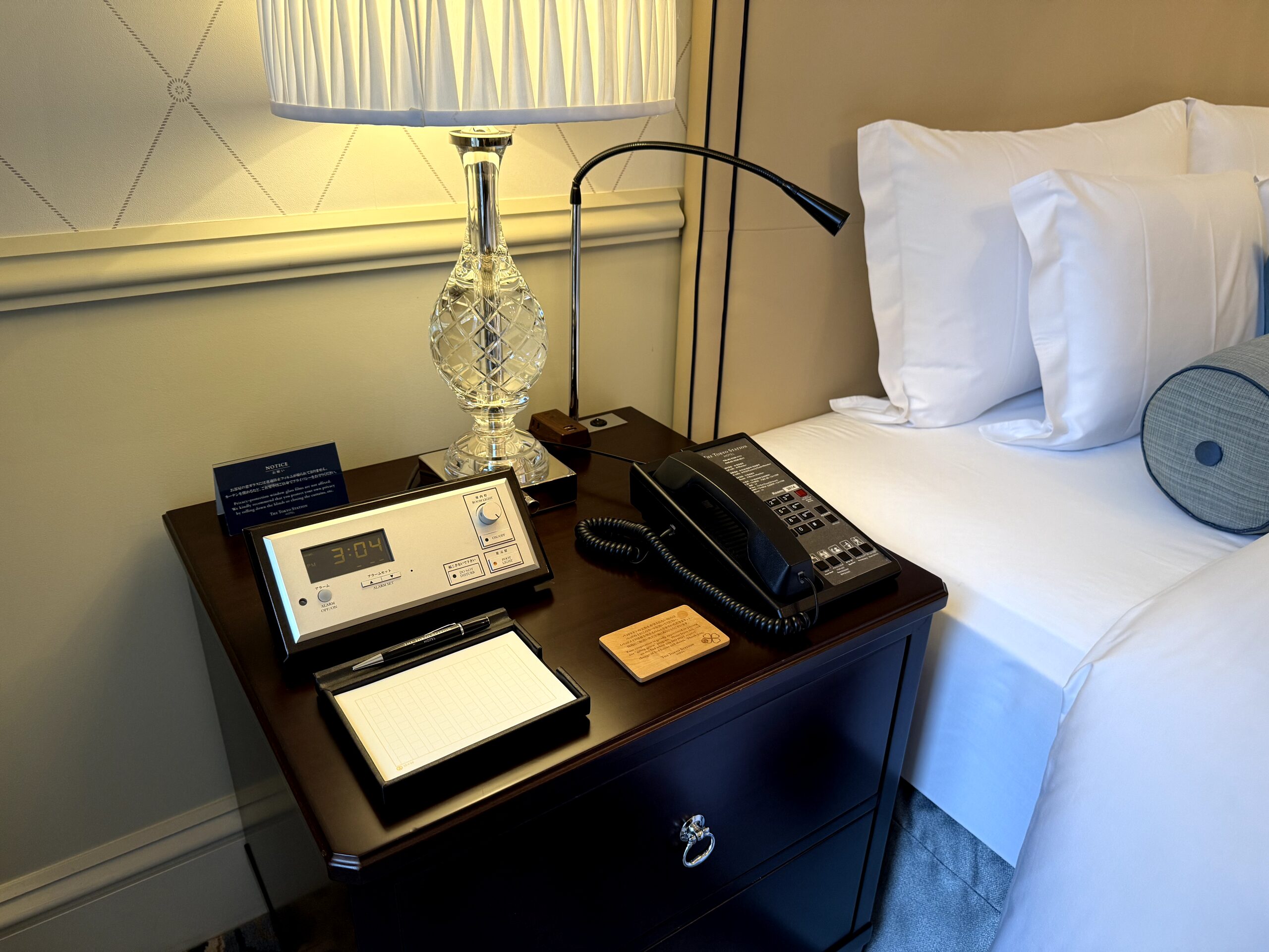 ベッドサイドテーブル