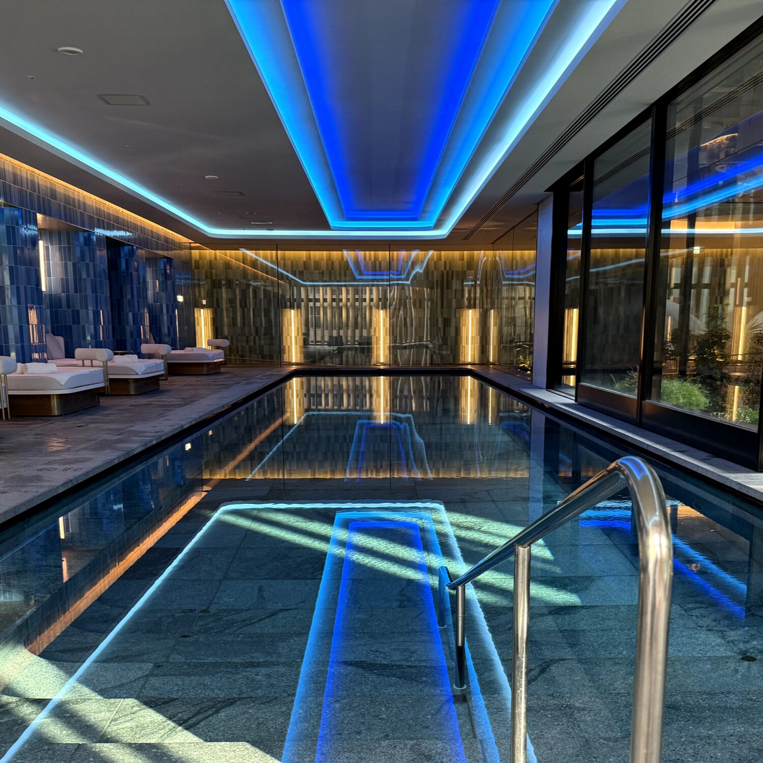 デザイナーズホテル「W大阪」。ガラス張りのプールはライティングが印象的。