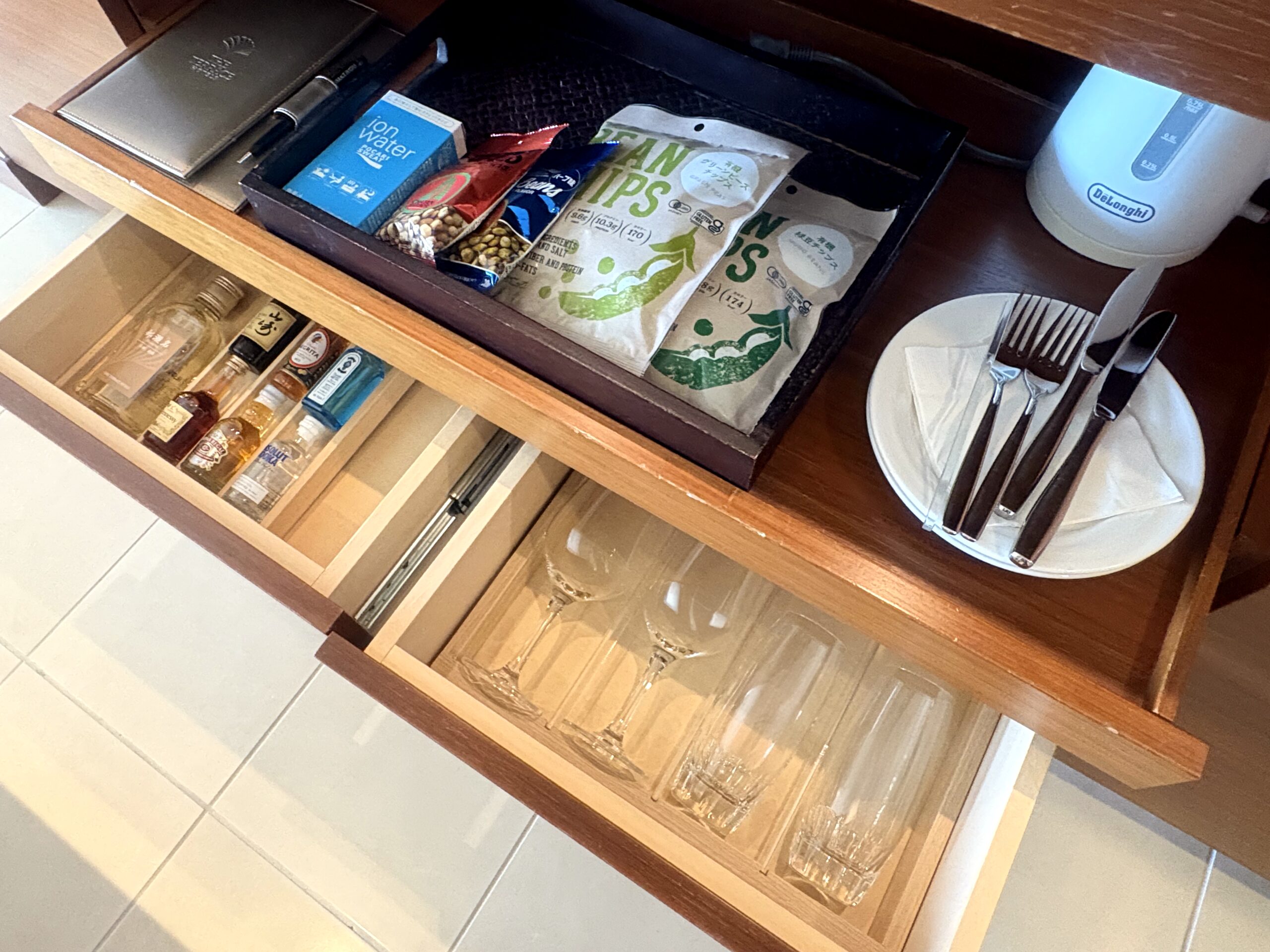 「クラブ・デラックス・オーシャン」ルーム ミニバー