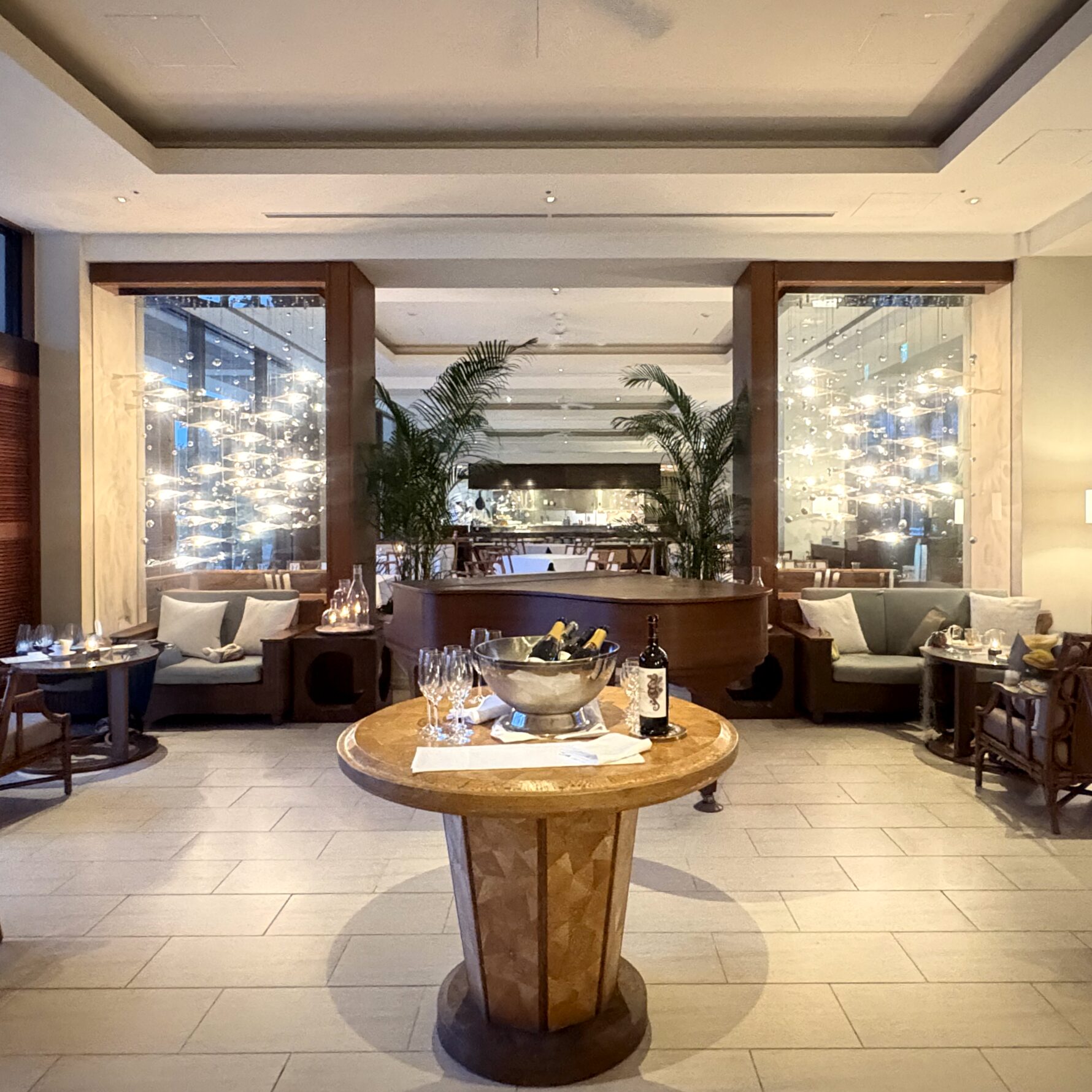 ゆったり落ち着いた雰囲気の「ザ・テラスクラブ ウェルネスタラソ アット ブセナ」のクラブラウンジ